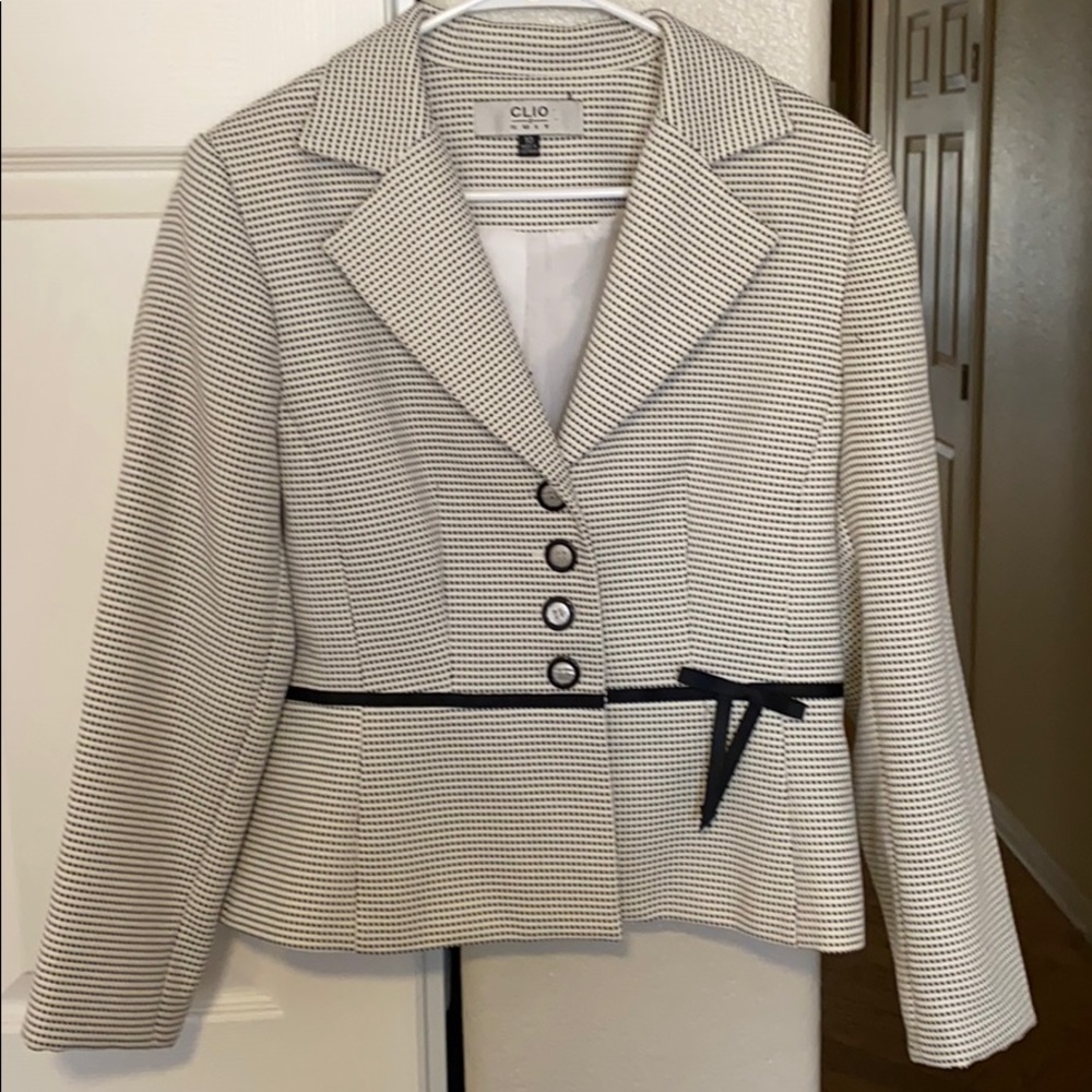 Clio 2 suit: Size 10, women’s blazer. White/black.